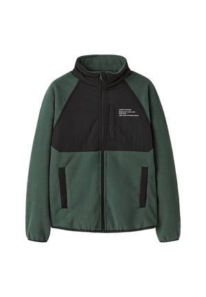 Veste polaire verte avec panneau noir sur la poitrine, fermeture éclair à l'avant, deux poches latérales et texte imprimé sur la poche poitrine gauche.