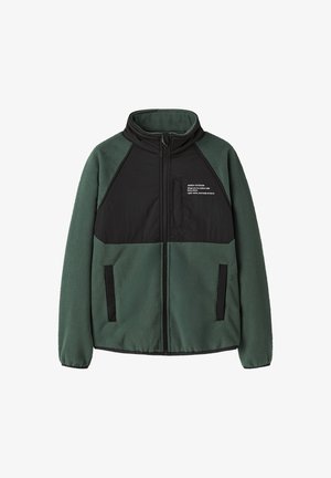 Veste polaire verte avec panneau noir sur la poitrine, fermeture éclair à l'avant, deux poches latérales et texte imprimé sur la poche poitrine gauche.