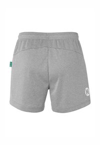 Graue Sportshorts aus weichem Material mit elastischem Bund, Seitentaschen und einem weißen Logo am unteren rechten Bein.