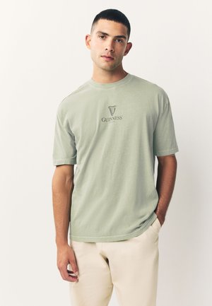 RELAXED FIT GUINNESS LICENCE - Apdrukāts T-krekls - green