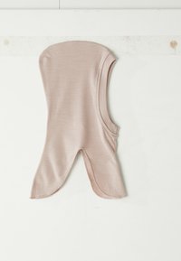 Sanft rosa Kinder-Balaclava mit Ausschnitten für das Gesicht, entworfen um Kopf und Hals zu bedecken, flach auf einer weißen Oberfläche ausgelegt.
