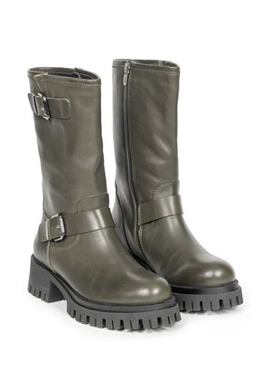 Oliwkowe skórzane, sięgające kolan botki z masywną czarną gumową podeszwą, z bocznym zamkiem błyskawicznym i regulowanym paskiem z detalem klamry.