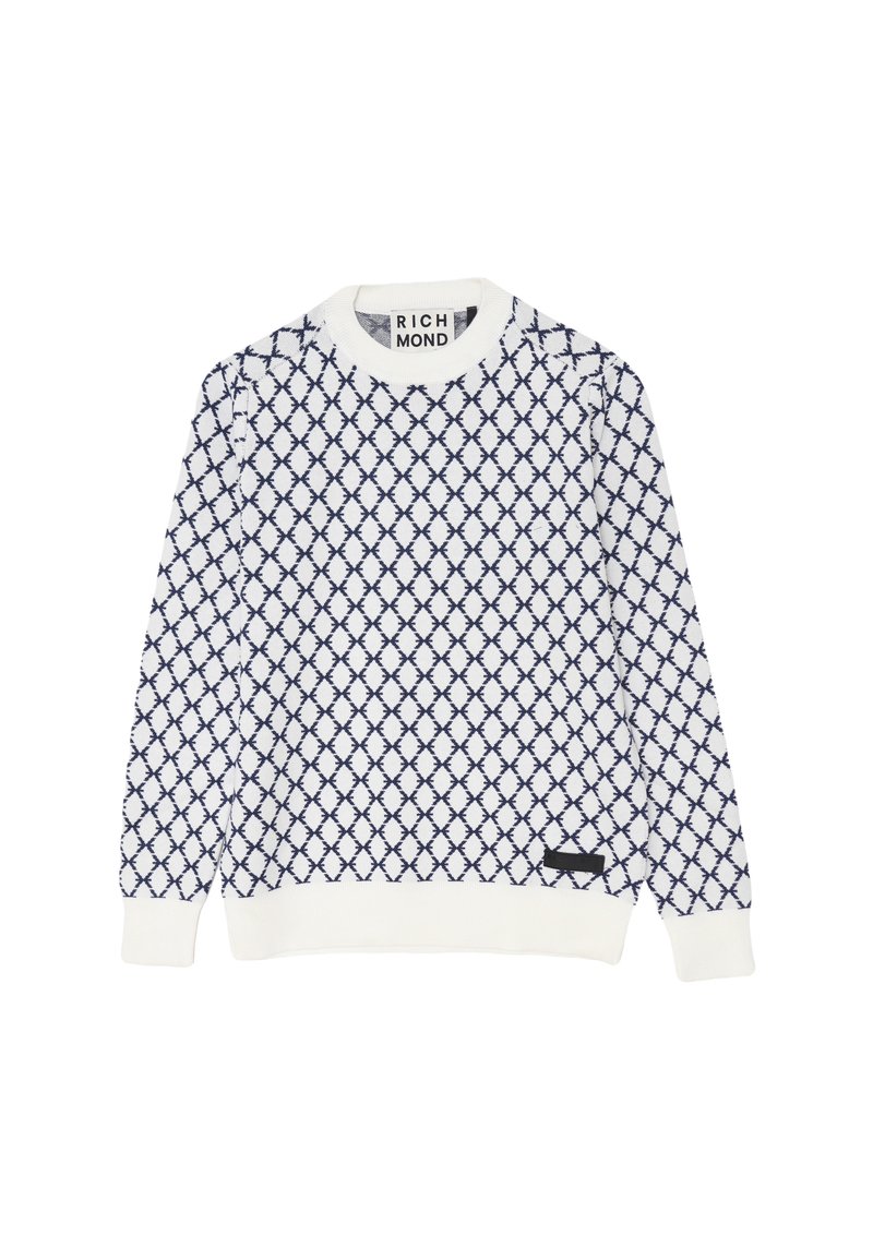 Maglione bianco con motivo a rombi blu navy, colletto a coste, polsini e orlo, e un piccolo etichetta nera vicino all'orlo inferiore.