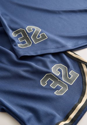 Blaue Sportshorts mit Netzstruktur, auf beiden Seiten mit der Nummer "32" in Grau versehen. Der Saum ist mit einem schwarz-weißen Besatz versehen.