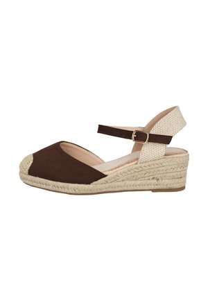 Cuña espadrille marrón de punta cerrada con suela trenzada de yute, tira ajustable en el tobillo y tira beige tejida en el talón con hebilla dorada.