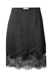 Jupe crayon noire avec une finition satinée, présentant un ourlet en dentelle festonné et des détails en dentelle complexes en bas.