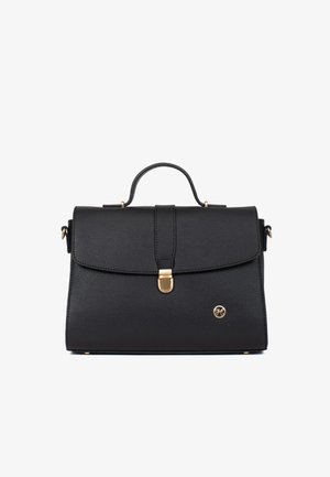 Czarna teksturowana skórzana torebka z uchwytem u góry, przednią klapą, złotym zapięciem i małym okrągłym złotym logo na dolnej prawej stronie.