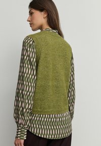 Next REGULAR FIT - COLLARED LAYER TANK - Svetrík - green khaki