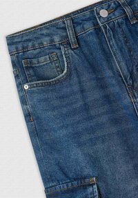 Shorts in denim blu scuro con tasca frontale, cuciture in vista e bottone in metallo. Il tessuto ha una texture liscia e una finitura sbiadita.