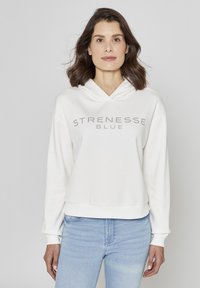 Sweat à capuche blanc avec cordon de serrage, portant le texte "STRENESSE BLUE" en gris clair. Tissu doux, coupe décontractée et poignets côtelés.