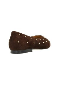 Bruine suède ballet flats met een ronde neus, waarin een accent van gouden studs over het buitenoppervlak is aangebracht en een lage zwarte zool.