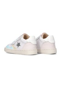 Witte leren sneakers met pastelblauwe, -roze en -gele accenten. Bevat een zilveren sterdetail en een getextureerde rubberen zool. Ronde neusvorm.