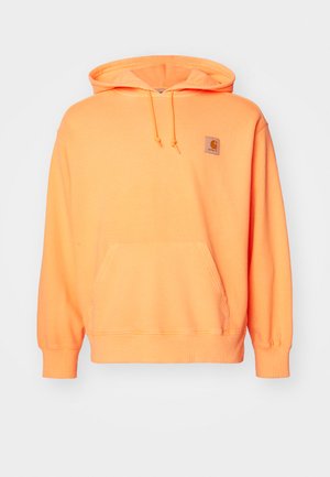 Oranje katoenen hoodie met een front pocket, trekkoord capuchon en een klein merklabel op de linkerkant van de borst. Zachte textuur.