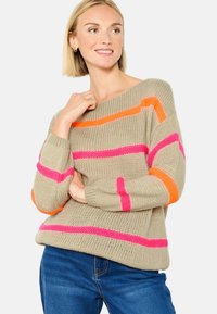 Gebreide trui in beige, met opvallende oranje, roze en paarse strepen. Het ontwerp heeft brede mouwen en een losse pasvorm.