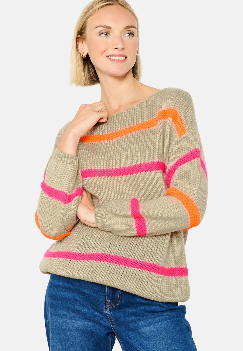Gebreide trui in beige, met opvallende oranje, roze en paarse strepen. Het ontwerp heeft brede mouwen en een losse pasvorm.