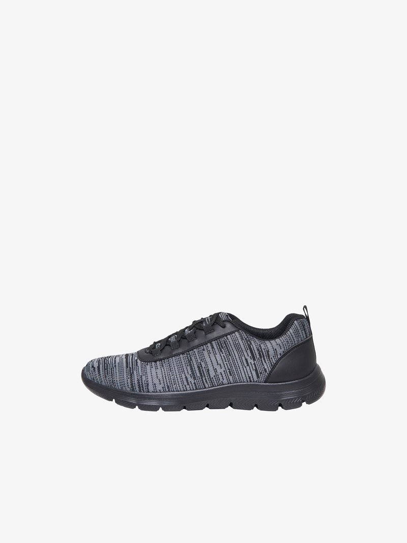 Baskets de sport en maille noire et grise avec semelle noire, fermeture à lacets à l'avant et languette au talon, montrées de profil sur fond blanc.
