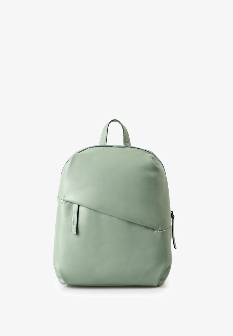 Hellgrüner Leder-Rucksack mit runder Form, einer vorderen Reißverschlusstasche und minimalistischer Gestaltung. Verfügt über zwei obere Griffe und dezente Nähte.