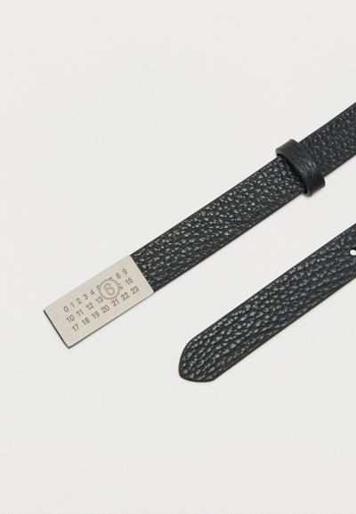 Curea neagră din piele texturată, cu o cataramă dreptunghiulară argintie gravată cu numere de la 0 la 23 într-un model de grilă.