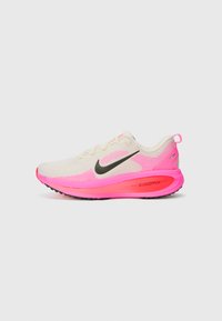 VOMERO 18 - Løpesko for vei - sail/sequoia/hyper pink/crimson/barely volt/white