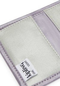 Portefeuille violet clair avec un intérieur argenté brillant, doté de deux emplacements pour cartes, de bords cousus et d'une étiquette portant la mention "KIDING LIGHT."