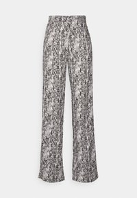 Zwart-wit gestreepte broek met brede pijpen en een elastische taille. Heeft een gestructureerde stof met een verticale zigzagpatroon.