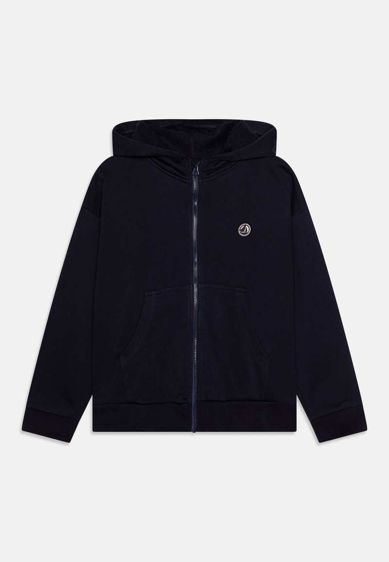 Veste à capuche zippée bleu marine en tissu doux, avec une poche frontale et un petit logo sur la poitrine, dotée d'une capuche avec cordon de serrage et de poignets côtelés.