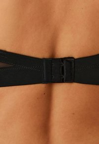 Mustmust bänd, millel on reguleeritavad konksud, sujuva tekstuuriga ja minimalistliku disainiga. Elastsed rihmad pakuvad tuge ja paindlikkust.
