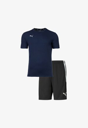 Maglietta sportiva navy a maniche corte con tessuto strutturato e logo bianco, abbinata a pantaloni corti neri con strisce laterali e logo sulla gamba.