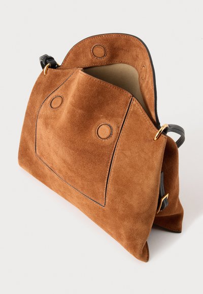 Sac à main en daim marron avec rabat ouvert, sangles noires réglables, accents anneaux dorés et fermoirs magnétiques circulaires cousus visibles.