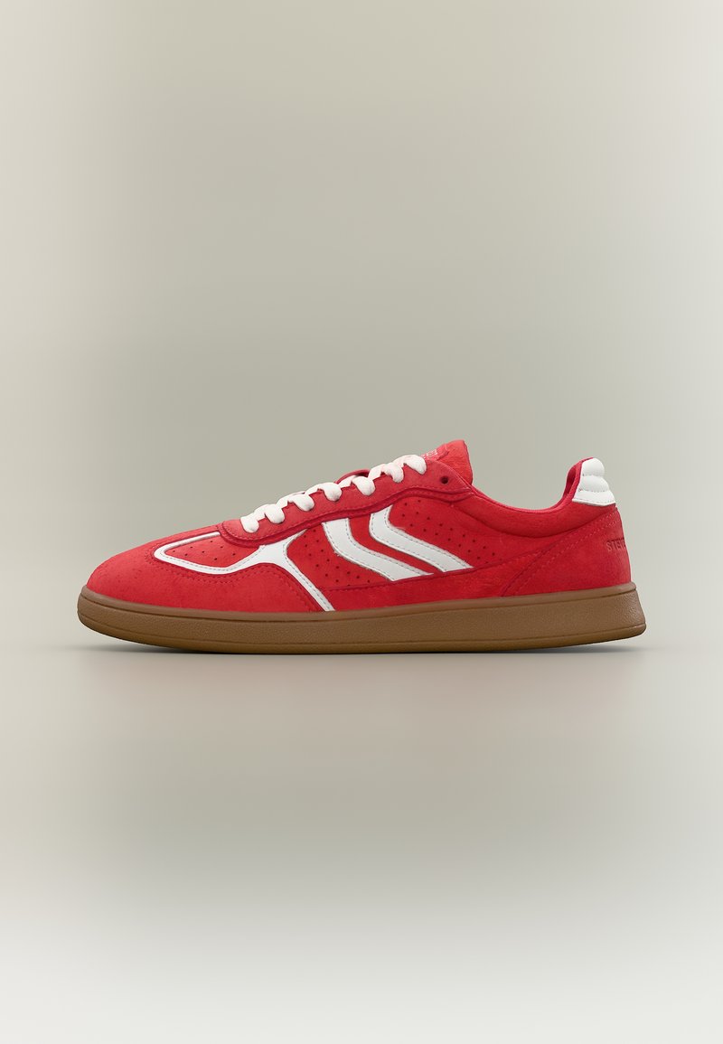 Baskets en daim rouge avec des accents blancs, des lacets blancs et une semelle en caoutchouc marron, vues de profil sur un fond neutre.