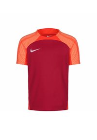 Camiseta deportiva Nike con un cuerpo rojo y secciones de hombros con patrón geométrico en naranja, mangas cortas y cuello redondo.