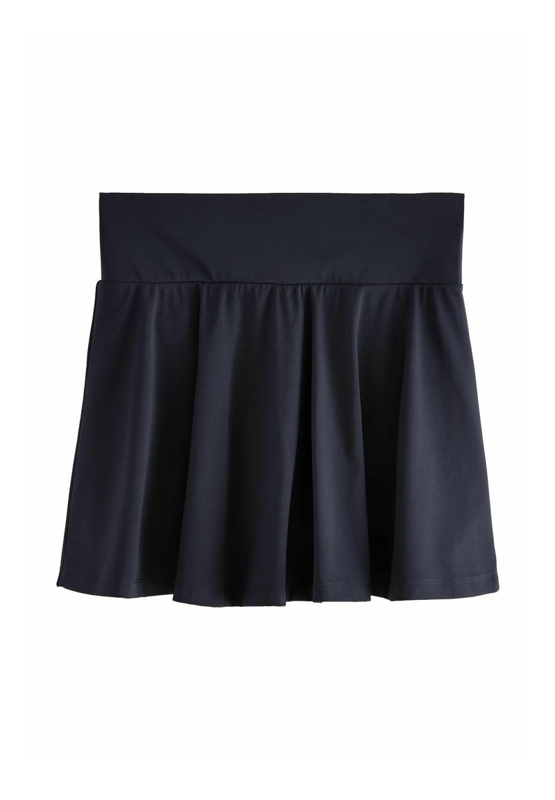 Jupe courte noire avec une large ceinture et un tissu froncé créant un effet évasé et plissé.
