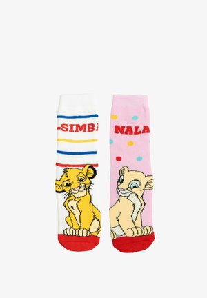 Calzini per bambini con Simba su sfondo bianco e Nala su sfondo rosa, entrambi con punte rosse e i nomi dei personaggi sopra.