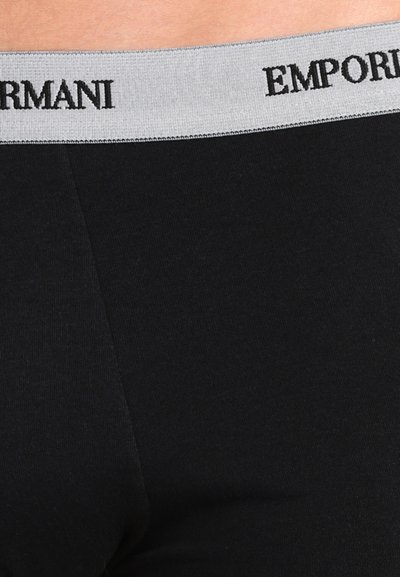 Čierne bavlnené boxerky s šedým elastickým pásom, na ktorom je v čiernom písmom uvedený názov značky "Emporio Armani".