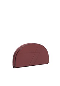 Rote Lederbörse mit Reißverschluss und abgerundetem oberen Teil, ausgestattet mit diagonalen Nahtmustern und silbernen Hardware-Akzenten entlang des Reißverschlusses.