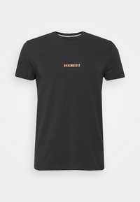 Camiseta de algodón negra con cuello redondo y mangas cortas, con un pequeño logo dorado "BIKKENBERGS" centrado en el pecho.