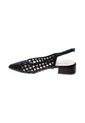 Scarpa slingback nera intrecciata con punta affilata e tacco basso a blocco, con un motivo aperto e arioso lungo la parte superiore.
