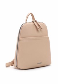 Petit sac à dos en cuir beige avec poche avant, fermeture éclair argentée, poignée supérieure et bretelles réglables sur fond blanc.