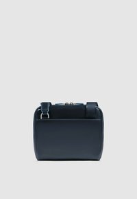 Marineblaue Leder-Umhängetasche mit strukturierter Form, flacher Vorderseite, oberem Verschluss, abnehmbarem Riemen und silbernen Metallakzenten.