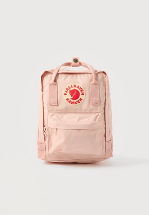 Lichtroze rechthoekige rugzak met voorvak met ritssluiting, dubbele bovenhandgrepen en een rood rond logo-label met vosontwerp in het midden.