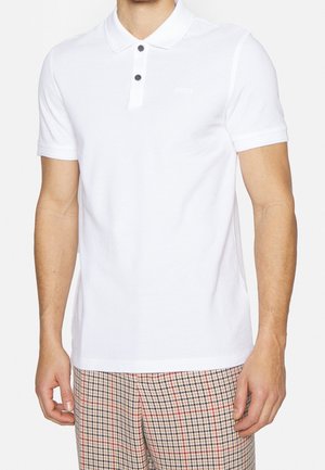 Weißes Poloshirt mit klassischem Kragen, drei-Knopf-Leiste und dezentem Logo. Kurzärmelig; glattes, leichtes Baumwollgewebe.