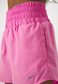 Nike Performance ONE - Urheilushortsit - playful pink/silver
