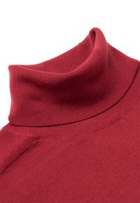 Roter Rollkragenpullover mit gerippter Textur, wobei der Kragen verlängert und das Strickdesign glatt ist. Keine sichtbaren Muster oder Beschläge.