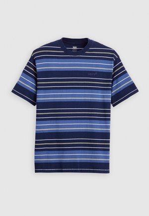 Blå og marineblå stribet T-shirt med korte ærmer lavet af bomuld. Den har vandrette striber i varierende bredder og et lille logo på brystet.