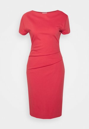 Dopasowana sukienka koralowa do kolan z krótkimi rękawami, dekoltem w łódkę oraz subtelnym marszczeniem w talii.