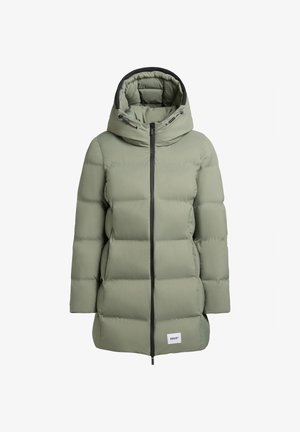 Kabjakas roheline parka, millel on lukuga esiosa, suur kapuuts ja mustad aktsendid. Omab taskuõmblust ja Khujo logo vasakul all.