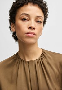 BOSS Blus - open brown nine