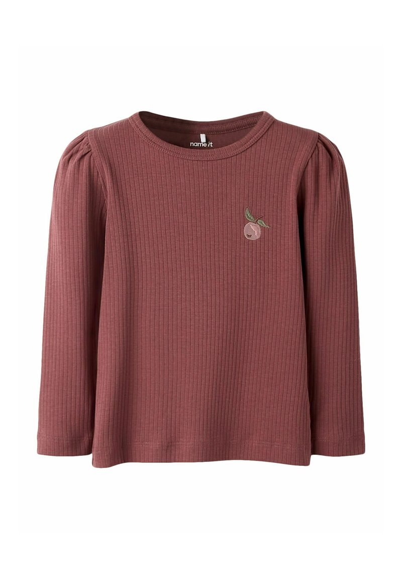 Dugih rukava, rebrasta majica u mutnoj ružičastoj boji s okruglim izrezom i nabranim ramenima, s malim izvezenim voćem na prsima.