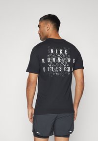 Nike Performance TEE RUN DIVISION - T-Shirt sport - black