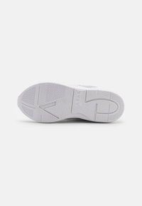 Talpa de sneaker alb cu cauciuc texturat, având un model geometric și detalii cu logo transparent. Plat, cu un toc ușor ridicat.